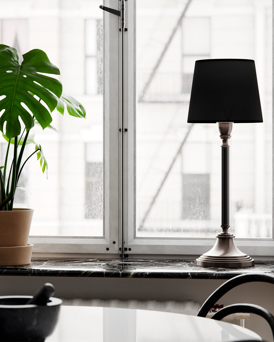 Dinant bordslampa med svart skärm