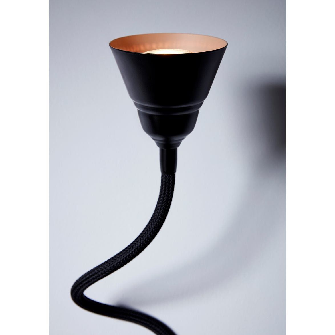 Vägglampa Relief svart