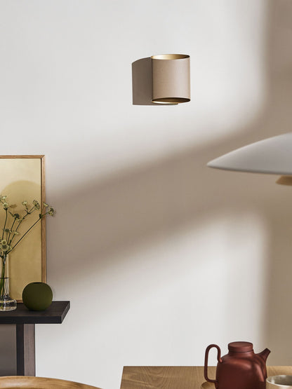 Vägglampa Sinne sand/mässing