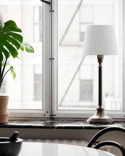 Dinant bordslampa med vit skärm